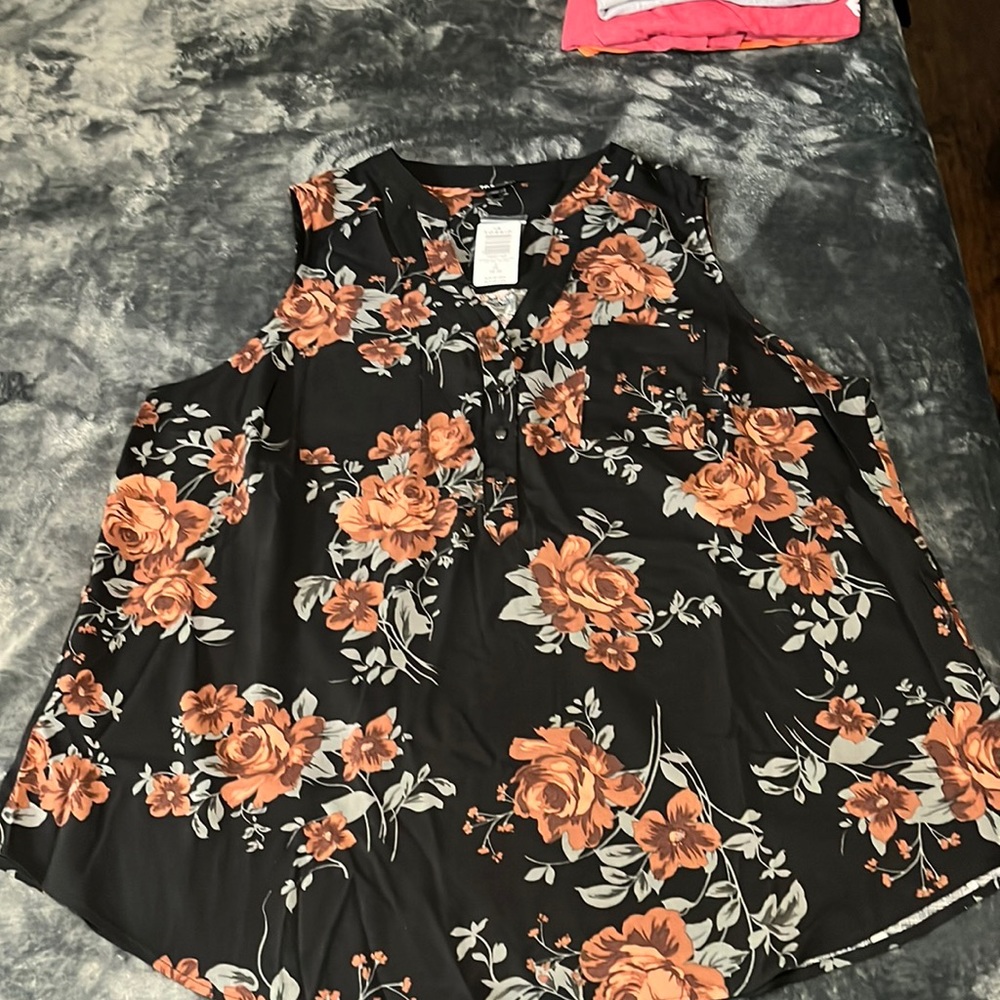 Plus size floral tank top. 2X